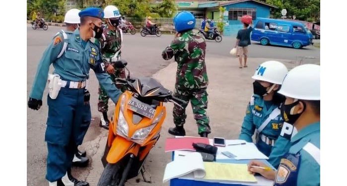 PERIKSA—Tim penyidik Pomal Lantamal II Padang sedang melakukan pemeriksaan surat surat kendaraan milik seorang prajurit.