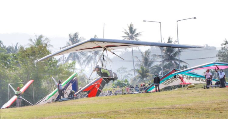 SUKSES MENDARAT— Atlet Gantole Sumatera Barat kembali mencatatkan nilai positif di nomor Ketepatan Mendarat kelas A dan B pada PON XX Papua 2021 di Lapangan Advent Doyo Baru, Senin (27/9).