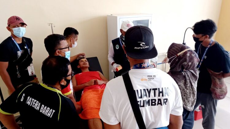 Hadapi Atlet Tuan Rumah, Atlet Muaythai Sumbar Cedera 1 DITANGANI MEDIS— Atlet Muaythai Sumbar, Andri Nofrizal dalam penanganan tim medis panitia dan kontingen Sumbar setelah mengalami luka robek saat melawan atlet tuan rumah, Selasa (28/9).