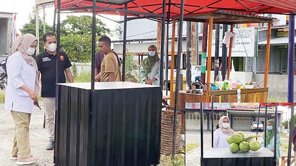 Dukung Pelaku UMKM, Andre Rosiade Bantu Gerobak untuk Penjual Kelapa Muda di Kuranji 1 BANTUAN GEROBAK— Pengurus Gerindra Sumbar saat penyerahan bantuan gerobak dari Andre Rosiade kepada pedagang kelapa muda di Balai Baru, Kuranji.