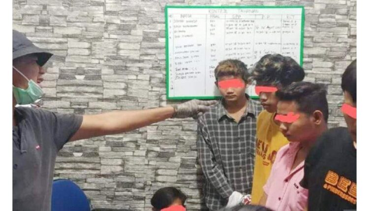 Viral, Komplotan Begal Berparang Rampas Hp Wanita di Jalan Kampung Nias V, Kecamatan Padang Selatan, Pelakunya Ternyata Remaja, 4 sudah Ditangkap 1 BEGAL DITANGKAP— Empat remaja terlibat aksi begal yang aksiya viral di media sosial ditangkap Tim Klewang Satreskrim Polresta Padang.