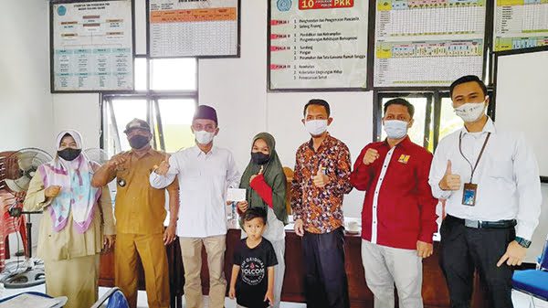 Berkat Andre Rosiade, 25 Rumah Dibedah di Dharmasraya 1 SERAHKAN BUKU TABUNGAN— Penyerahan buku tabungan dari BNI kepada penerima bantuan bedah rumah di Dharmasraya yang merupakan aspirasi dari Anggota DPR RI Andre Rosiade.