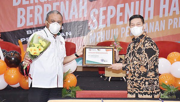 TERIMA PENGHARGAAN— Kepala Departemen Komunikasi & Hukum Perusahaan PT Semen Padang Oktoweri (kiri) ketika menerima penghargaan Pelanggan Terbaik Layanan Jasa Sertifikasi dari  Kepala Baristand Padang Arhamsyah (kanan), Selasa (31/8) di Truntum Hotel.