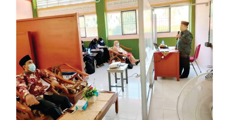 ORIENTASI MAHASISWA— Ketua Pendidikan Tinggi (Dikti) Yayasan Waqaf Ar Risalah, Mulyadi Muslim, yang membuka orientasi mahasiswa baru, Senin (20/9).