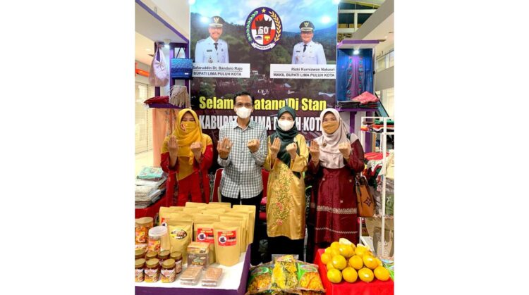 Kurang Minat Beli, UMKM Terdampak secara Ekonomi Sejak Covid-19 di Kabupaten Lima Puluh Kota 1 STAND UMKM— Bupati Limapuluh Kota Safaruddin Datuak Bandaro Rajo bersama istri di stand Limapuluhkota di Ciwalk Mall Bandung.