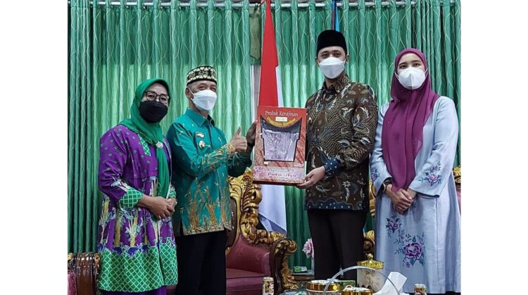 FKS Pelajari Program STBM Pringsewu 1 CENDRAMATA--Walikota Bukittinggi Erman Safar bertukar cendramata dengan Bupati Pringsewu Lampung Sujadi dalam kesempatan kunjungan kerja.