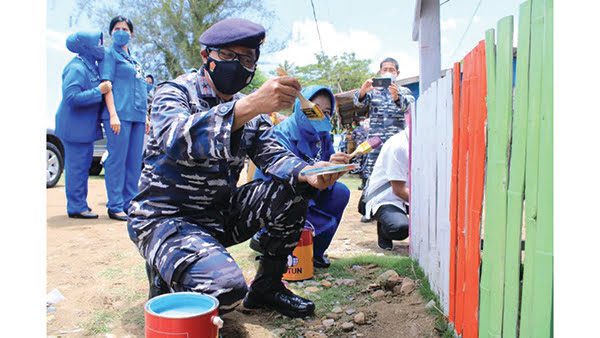Danlantamal II Sulap Sei Pisang jadi Kampung Warna Warni 1 KAMPUNG WARNA WARNI— Danlantamal Laksma TNI Hargianto melakukan pengecatan bersama Ketua DJA Ny Santi Hargianto, kemarin, di Kampung Bahari Nusantara, Sungai Pisang, Teluk Kabung Selatan.