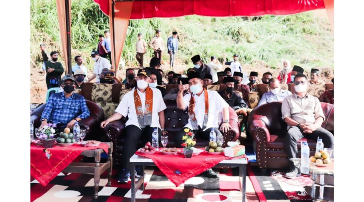 DIALOG— Bupati Solok Epyardi Asda saat dialog dengan Gubernur Sumbar Mahyeldi.