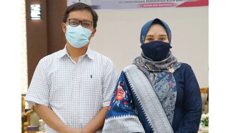 Direktur RSUD Bukittinggi, dr Vera Maya Sari (kanan)