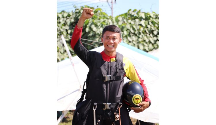 EMAS PERTAMA— NSR Yalatif M, atlet dari cabor Gantole sukses menyumbangkan emas pertama untuk Sumbar. Ia sukses di kelas B ketepatan mendarat pada PON XX Papua 2021 di Lapangan Advent Doyo Baru, Kabupaten Jayapura, Rabu (29/9).