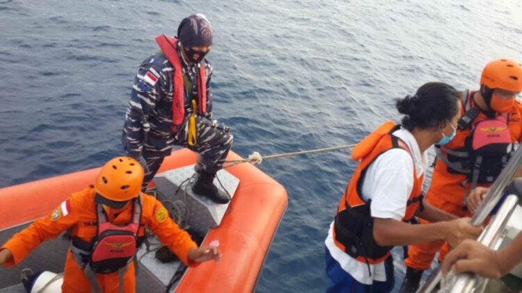 EVAKUASI—Terlihat prajurit Lanal Nias melakukan evakuasi 35 orang ABK.