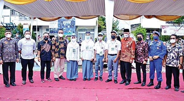 FOTO BERSAMA— Gubernur Sumbar Mahyeldi berfoto bersama dengan perwakilan siswa SMA 10 Padang, Kapolda Sumbar diwakili oleh Kompol Cania, SH, Kadis Pendidikan Sumbar Adib Alfikri, Kadis Kesehatan Arry Yuswandi, Kepala SMAN 10 Padang, Parendangan, Ketua Komite SMAN 10 Padang Yul Akhyari Sastra, dan majelis guru SMAN 10 Padang, Kamis (23/9) dalam kegiatan vaksinasi pelajar di SMA 10 Padang.