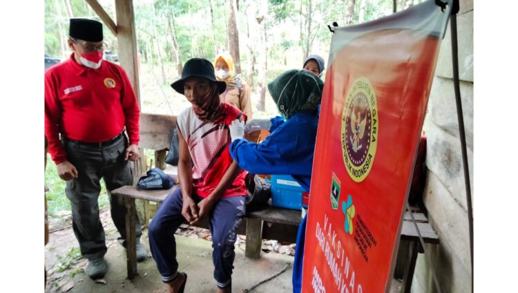 VAKSINASI DOOR TO DOOR— Kabinda Sumbar Suwondo R.B saat menyaksikan vaksinasi door to door dengan menyasar petani ladang di Nagari IV Koto Pulau Punjung, Kabupaten Dharmasraya, Senin (13/9).