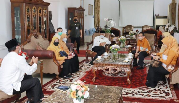 DIALOG—Gubenur Sumatera Barat Mahyeldi saat dialog dengan pihak BPJS untuk berkoordinasi dengan kabupaten dan kota.