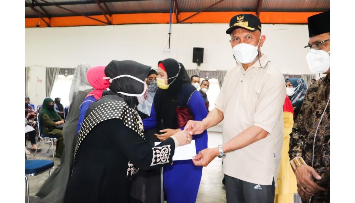 gubernur sumbar serahkan bantuan kepada salahseorang korban terbakarnya pasar bawah Kota Bukittinggi