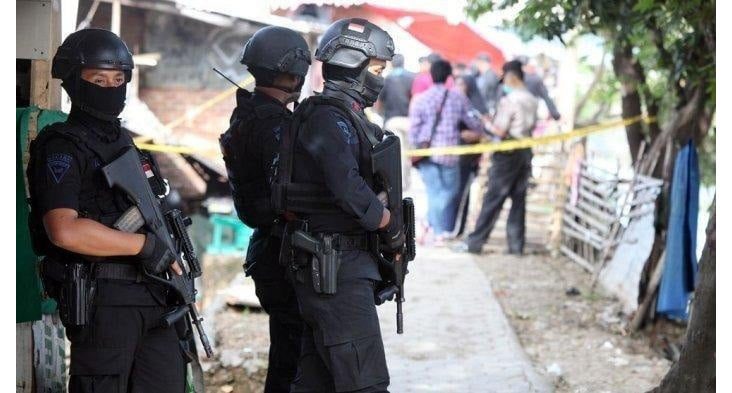 Kemlu Jepang Sebut Ada Ancaman Bom Bunuh Diri di Indonesia 1 TANGKAP— Tim Densus 88 tangkap karyan di di Bekasi Utara, Jumat (10/9) lalu, karena diduga terlibat aksi terorisme.