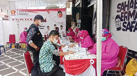 DPC Bukittinggi Targetkan 5.000 Orang, Andre Rosiade: Gerindra Terus Fokus Vaksinasi Covid-19 1 VAKSINASI PELAJAR— Seorang pelajar SMP mengikuti vaksinasi yang digelar di Kantor DPC Partai Gerindra Bukittinggi.