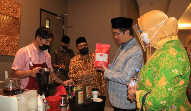 Hadirnya undang-undang  33 tahun 2014 mewajibakan semua produk yang masuk, beredar dan diperdagangkan di Indonesia wajib bersertifikat halal, baik dari luar maupun dalam negeri.
