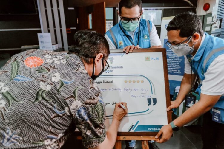 Memperingati Hari Pelanggan Nasional 2021, direksi PLN melakukan kunjungan ke Rumah Sakit Darurat Covid (RSDC) Wisma Atlet dan Pabrik oksigen PT Air Liquide untuk memastikan pasokan listrik tercukupi.