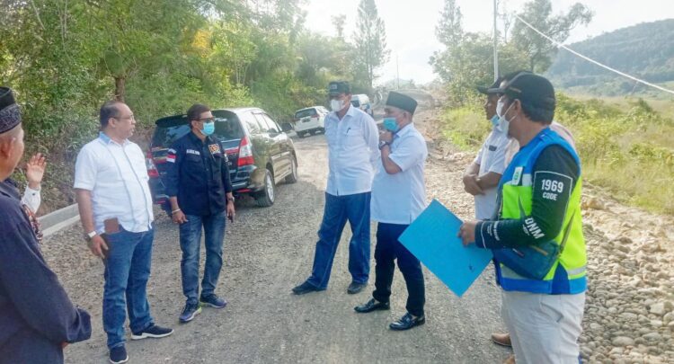 Komisi IV DPRD Provinsi Sumatera Barat tinjau pekerjaaan proyek peningkatan jalan provinsi di Rawang Talawi, Nagari Sulit Air, Kabupaten Solok.