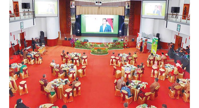 Dies Natalis ke-65 dan Launching PTN-BH Universitas Andalas, Presiden: Perkuat Riset dan menjadi Pusat Pengembangan SDM 1 SAMBUTAN PRESIDEN— Presiden RI Joko Widodo memberikan sambutan saat Dies Natalis ke-65 Unand serta launching Universitas Andalas menjadi Perguruan Tinggi Negeri Berbadan Hukum, Senin (13/9) melalui video conference di Convention Hall Unand.