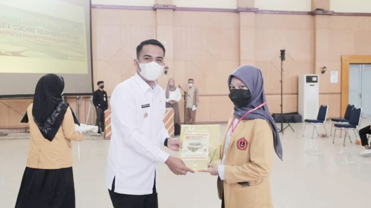 COACHING MAHASISWA— Wakil Wali Kota Solok Ramadhani Kirana Putra ketika membuka kegiatan coaching bagi mahasiswa KKN Universitas Muhammad Yamin (UMMY) Solok.