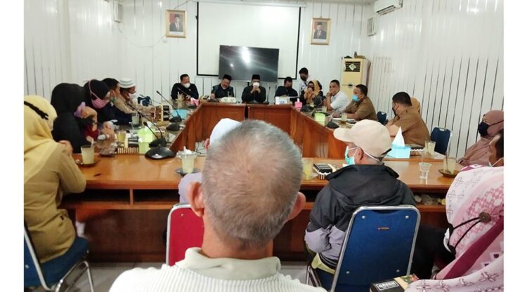 ADUKAN NASIB— Perwakilan warga di Kelurahan Teluk Bayur, Senin (27/9) mengadu ke DPRD Padang tentang kepemilikan lahan di Bukit Peti-Peti. Turut hadiri dalam hearing bersama warga Wakil Ketua DPRD Kota Padang Ilham Maulana, Amril Amin, serta anggota DPRD Kota Padang  Boby Rustam, Budi Syahrial, Elly Thrisyanti.