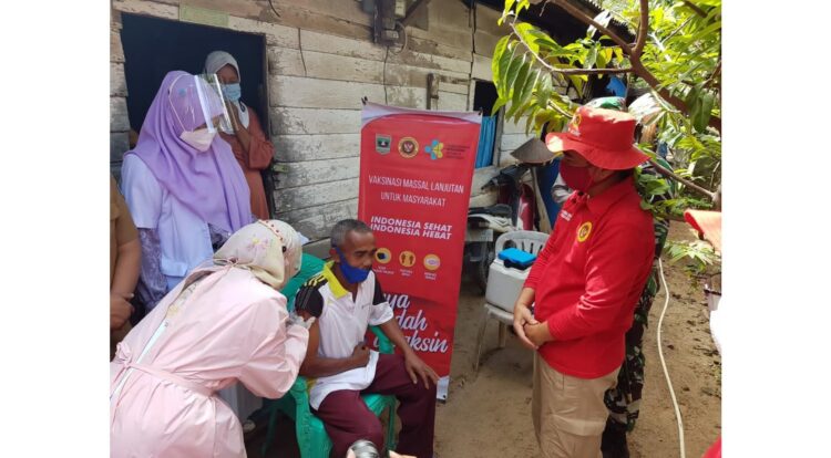 VAKSINASI DI PERKAMPUNGAN NELAYAN— Mewakili BIN Sumbar, Budiman dan pejabat di Pessel berada di perkampungan nelayan untuk menyaksikan langsung proses vaksinasi massal.