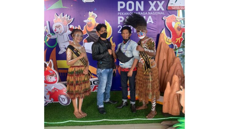 TIBA DI MERAUKE— Kontingen catur Sumatera Barat menjadi kontingen perdana yang mendarat di kluster di Merauke pada Rabu (29/9), disambut dengan ramah oleh tuan rumah.