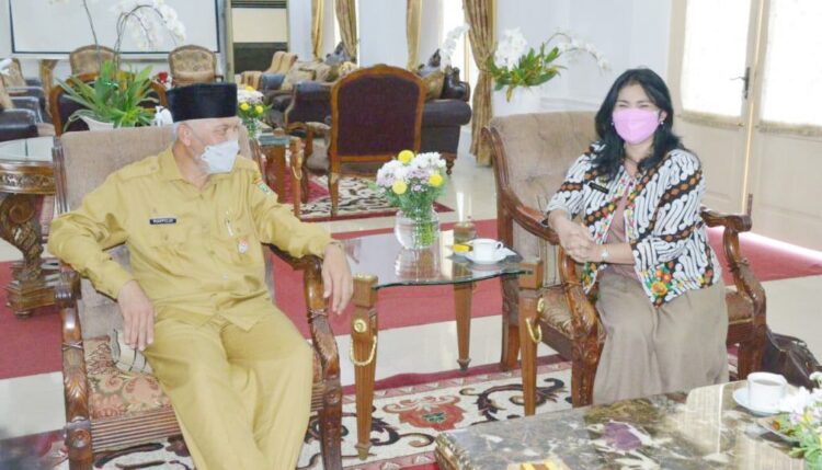 KUNJUNGAN BALITBANGTAN— Gubernur Sumbar Mahyeldi Ansharullah menerima kunjungan Kepala Balai Besar Sumber Daya Lahan Pertanian Balitbangtan Kementan RI. DR. Husnain, MSc di Istana Gubernur, Senin (20/9).