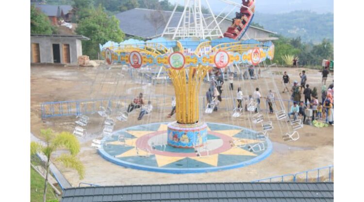 Bukit Chinangkiak Terkenal di Medsos 1 kursi terbang banyak diminati oleh para anak-anak yang menurut mereka wahanna satu ini sangat menyenangkan saat menaiki kursi terbang bersama ibunda mereka.