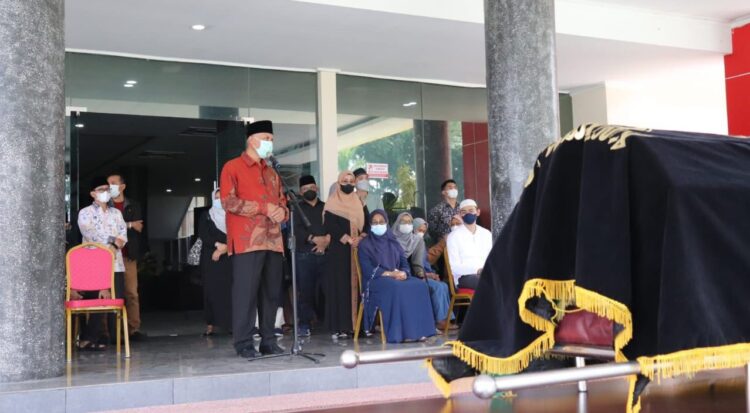 LEPAS—Gubernur Sumbar, Mahyeldi Ansharullah melepas jenazah almarhum H. Priadi Syukur SH.MH, mantan Kepala Dispora Sumbar periode 2013-2018, Minggu (12/9) di Lobi Kantor Gubernur.