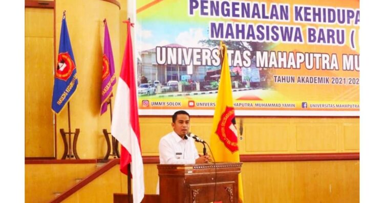 MOTIVASI— Wakil Wali Kota Solok, Ramadhani Kirana Putra memberikan motivasi bagi mahasiswa yang baru masuk menjalani kehidupan kampus.