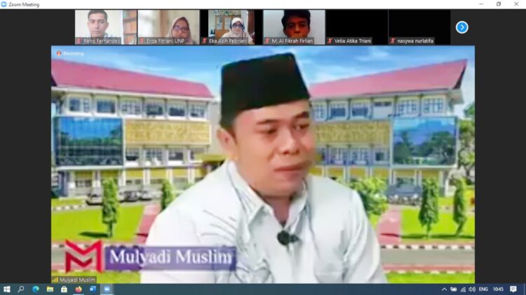 NARASUMBER— Ketua Dikti STEI Ar Risalah Sumbar H Mulyadi Muslim LC MA menjadi narasumber dalam Webinar Kuliah Umum Pendidikan Pesantren Abad 21, Rabu (29/9) melalui Zoom Meeting yang diadakan Jurusan Sosiologi Fakultas Ilmu Sosial UNP.