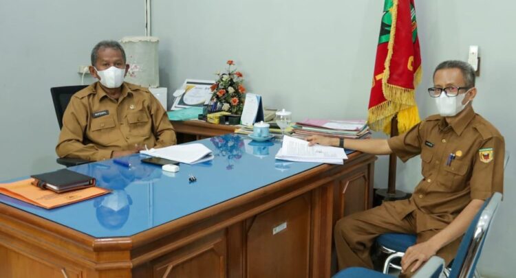 KETERANGAN PERS— Kadis PMDPPKB Novenril bersama Staf Miza Azis saat memberi keterangan pers seputar pilwana diruang kerjanya.