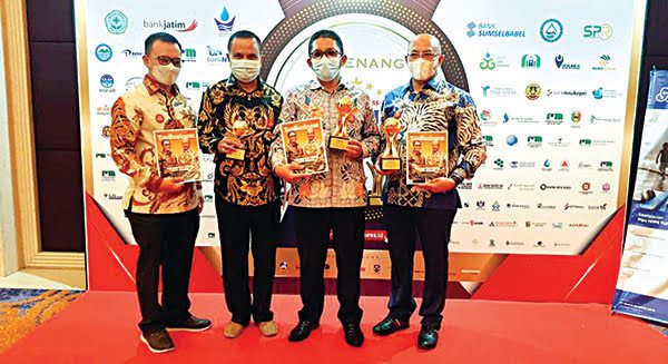 TERIMA PENGHARGAAN— Wali Kota Hendri Septa bersama Direktur Utama dan Direktur Teknik Perumda Air Minum Padang usai menerima penghargaan.