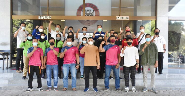 pelepasan atlet— Para atlet binaan FKKSP Group yang berangkat ke PON Papua diabadikan dengan pengurus dan pelatih di Kantor Pusat PT Semen Padang, Rabu (22/9).