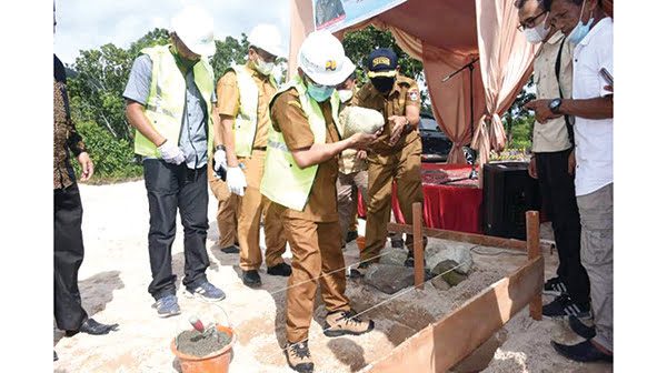 PELETAKAN BATU PERTAMA— Wali Kota Padang Hendri Septa meletakkan batu pertama tanda dimulainya pembangunan gedung baru Kantor Lurah Batipuh Panjang, Kecamatan Koto Tangah, Selasa (21/9) lalu.