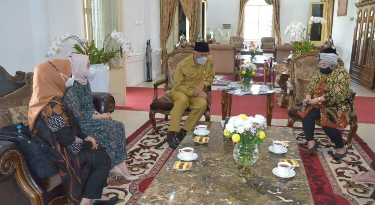 Dirikan International School, Keluarga Bagindo Aziz Chan Minta Dukungan Pemprov Sumbar 1 DIALOG— Keluarga Bagindo Azios Chan saat dialog dengan Gubernur Sumbar Mahyeldi, Senin (20/9).