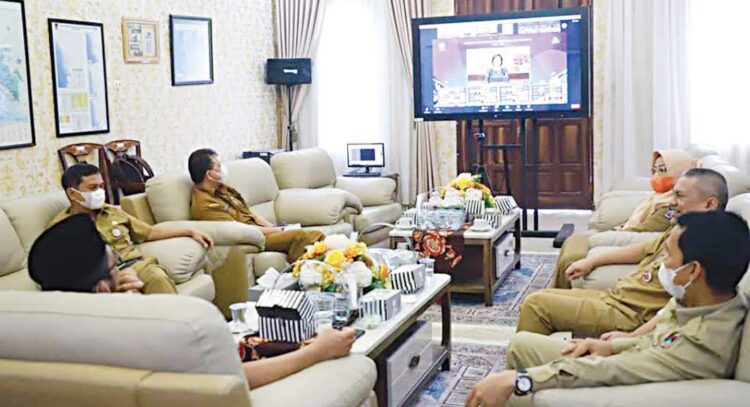 VIDEO CONFERENCE— Wako Hendri Septa bersama sejumlah kepala OPD menghadiri Rapat Kerja Nasional (Rakernas) Akuntansi dan Pelaporan Keuangan Tahun 2021 secara virtual melalui video conference. Dalam kesempatan itu Menkeu Sri Mulyani mengumumkan Kota Padang meraih opini WTP.