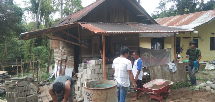 Pelaksanaan rehab rumah swadaya dari program yang digagas Andre Rosiade di Kecamatan Pauh, Kota Padang.