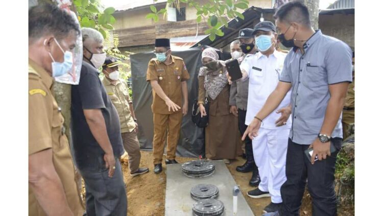 Sanitasi Biofilter Dibangun untuk 200 Rumah di Balaigadang 1 PEMBANGUNAN SANITASI— Wako Hendri Septa meresmikan pembangunan sanitasi di beberapa rumah warga yang dipusatkan Masjid Nurul Solihin Sungai Bangek RT 04 RW 07, Kelurahan Balai Gadang, Kecamatan Kototangah, Selasa (21/9) siang.