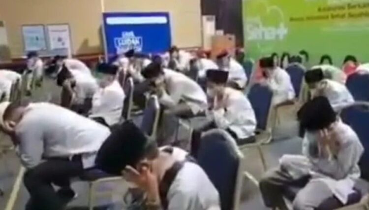 Viral Santri Tutup Kuping Saat Dengar Musik Barat 1 TUTUP— Sejumlah anak anak santri terlihat jelas menutup telinga seakan akan menolak mendengarkan musik barat.