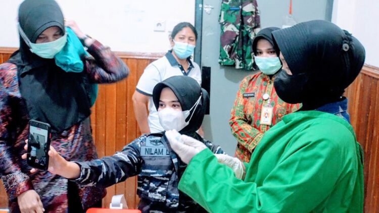 Siapkan Personel Tangguh Selama Bertugas, Seluruh Nakes TNI AL Lantamal II Divaksin ke III 1 SUNTIK VAKSINASI—Terlihat seorang Nakes Lantamal II dari Korps Kowal sedang disuntik vaksin oleh nakes lainnya.