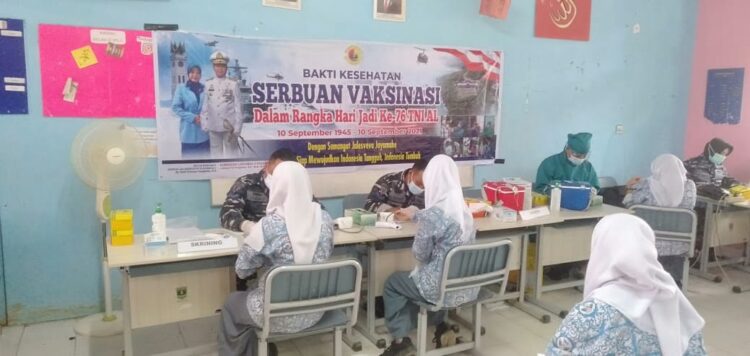 PERIKSA—Sebelum divaskin siswa SMAN 6  menjalani peeriksaan oleh  Nakes Diskes Lantamal II, RST dan Dinkes Kota Padang