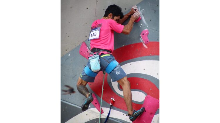 LOLOS KE FINAL— Lead tim putra Sumbar yang diperkuat Andriko, Irsyaddul Halim dan Rizki Yusuf berhasil mencatatkan poin terbaiknya 7.48. dan menduduki peringkat empat klasemen akhir dari sembilan tim yang turun pada nomor tersebut. Panjat tebing Sumbar melaku ke partai final.