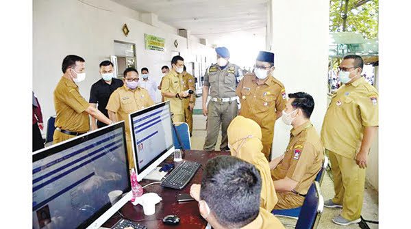 Hendri Septa Motivasi CPNS dan P3K Pemko, Sudah 1.096 Peserta Ikuti Seleksi Ujian, 5 Positif Corona 1 TINJAU SELEKSI CPNS— Wako Padang Hendri Septa melihat langsung ujian seleksi penerimaan CPNS dan P3K Pemko Padang, Selasa (21/9) di Balaikota, Aiepacah. Hingga hari keenam seleksi, sudah 1.096 peserta yang mengikuti ujian, 99 orang tak hadir dan 5 peserta positif Covid-19.