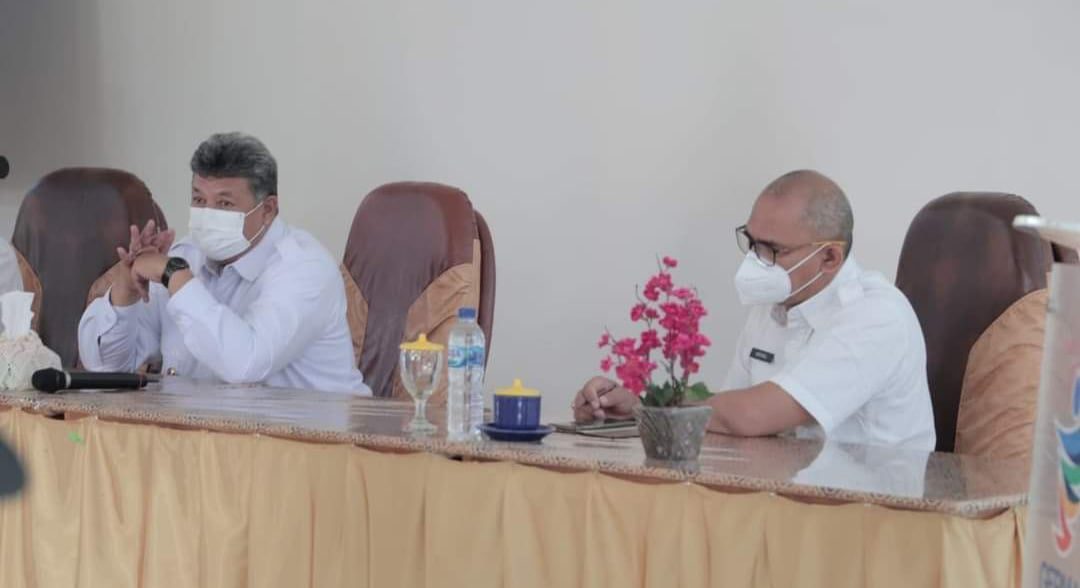 ul Elfian memberikan arahan kepada ASN agar bekerja solid dalam tim.