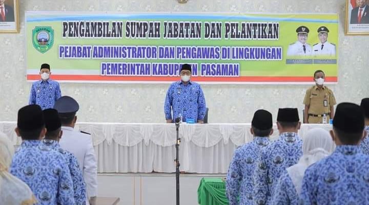 PELANTIKAN— Bupati Pasaman Benny Utama saat melantik 27 pejabat dilingkungan Pemkab Pasaman.