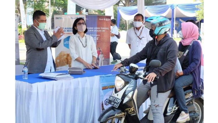 Perumnas menggelaracara akad kredit massal KPR secara Drive-Thru untuk ratusan konsumennya di empat proyek perumahan strategis Perumnas secara serentak.